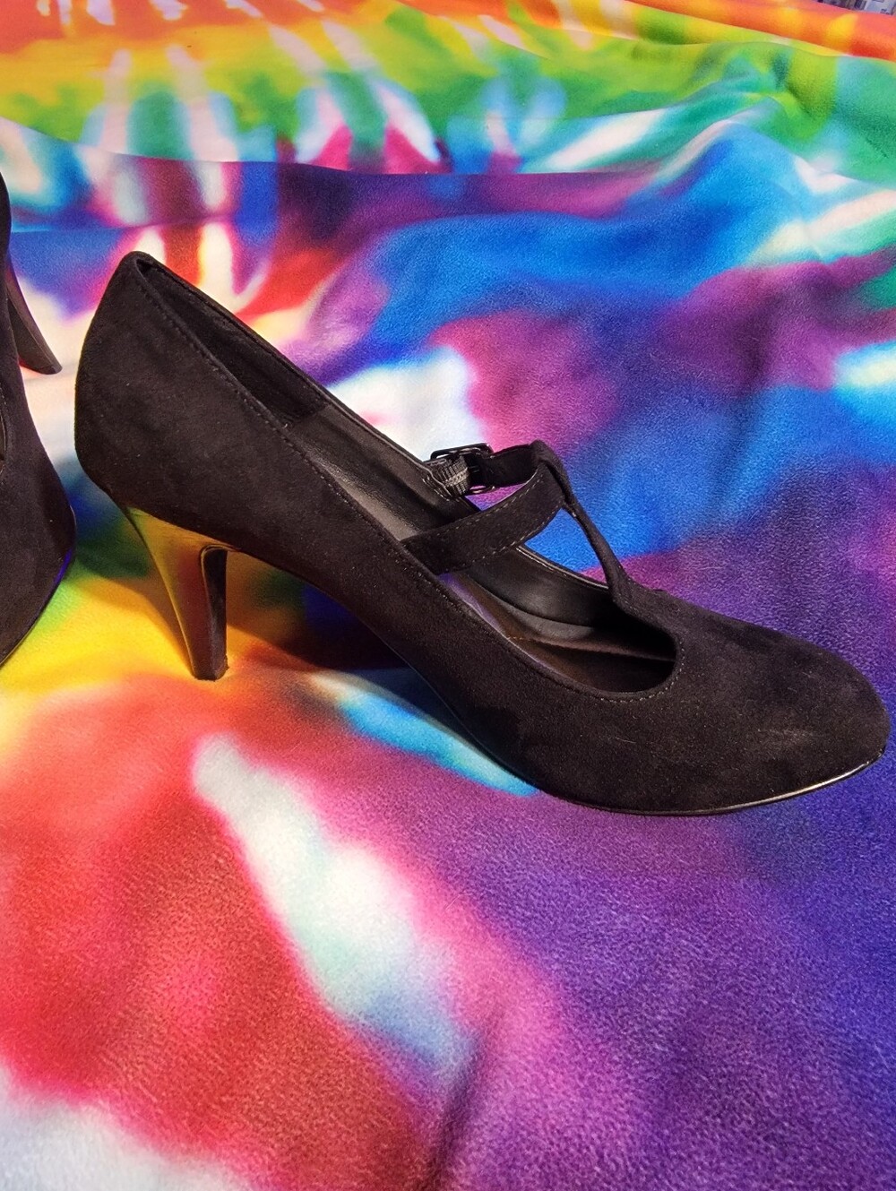 Kelly & Katie Black Microsuede T-Strap Heels Sizs 6.5